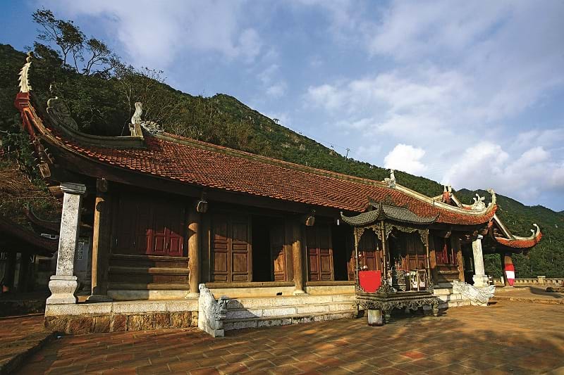 Chùa Hoa Yên, còn gọi là chùa Cả, một trong những kiến trúc quan trong nhất của ở Yên Tử.